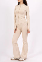 Close-fitting set with zip closure