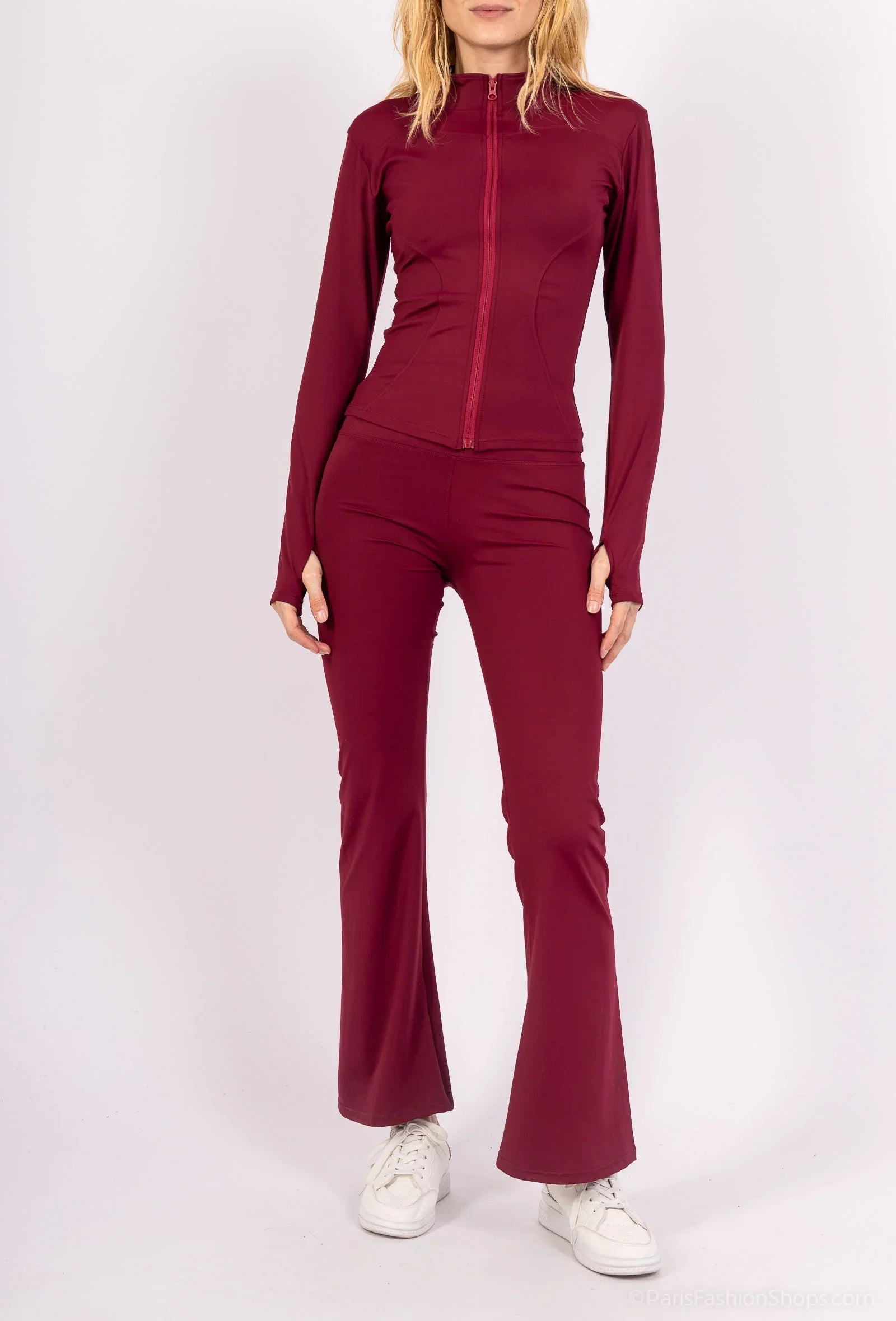 Close-fitting set with zip closure