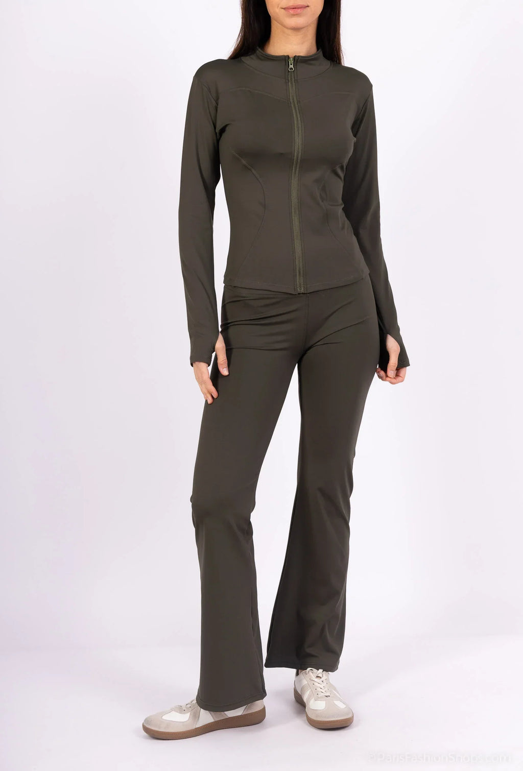 Close-fitting set with zip closure