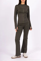 Close-fitting set with zip closure