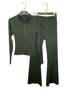 Close-fitting set with zip closure