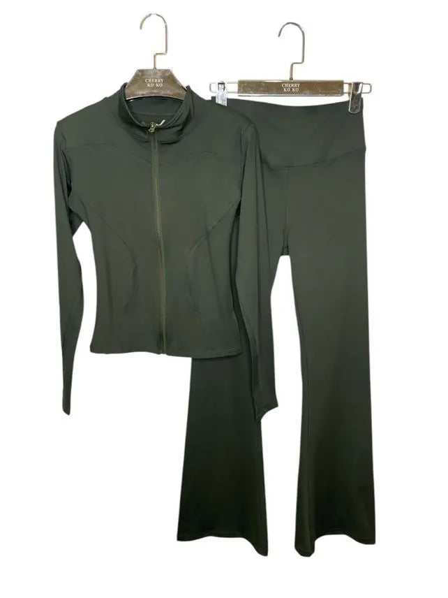 Close-fitting set with zip closure