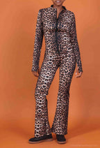 Close-fitting set with zip closure