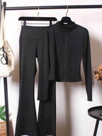 Close-fitting set with zip closure