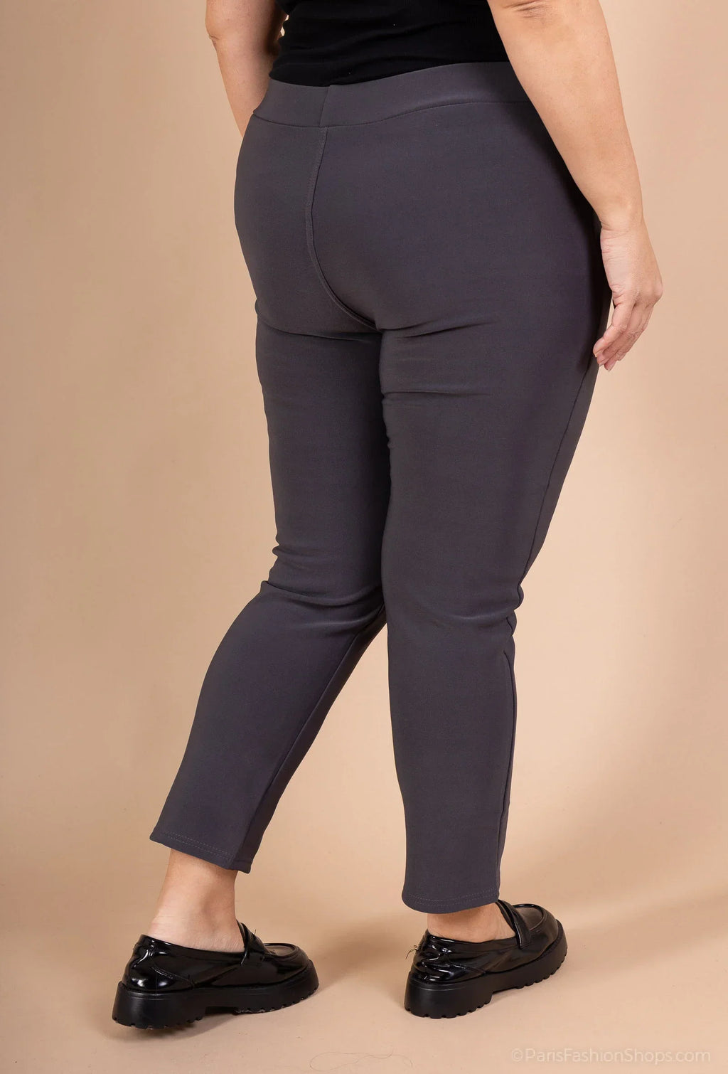 Leggings with buttons on the pockets