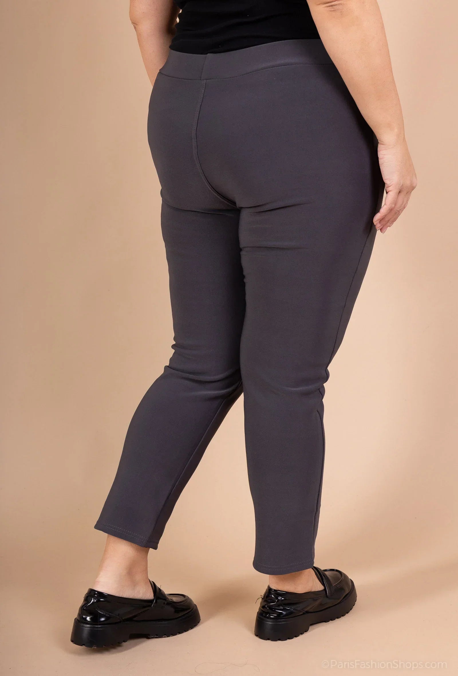 Leggings with buttons on the pockets