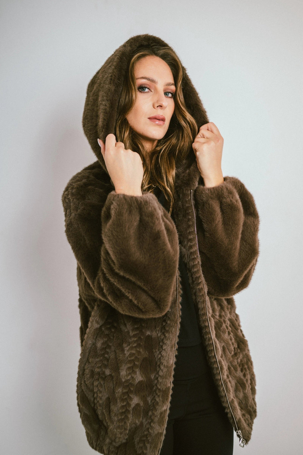 ARLENA – Short faux fur jacket with hood