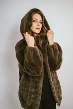 ARLENA – Short faux fur jacket with hood