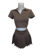 Fitted top with short sleeves, polo collar and V-neck