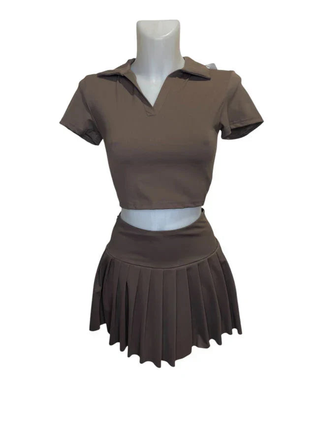 Fitted top with short sleeves, polo collar and V-neck