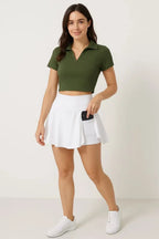 Fitted top with short sleeves, polo collar and V-neck