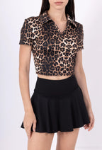 Fitted top with short sleeves, polo collar and V-neck